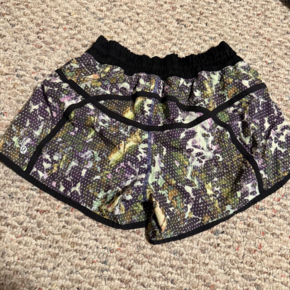 Lululemon Tracker Short III Floral Sport White Multi Black Size 6